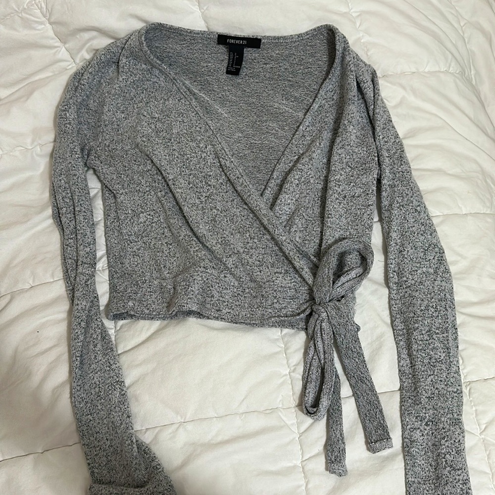 Forever 21 V neck SOFT sweater crop top!! Pic doesn’t do it justice